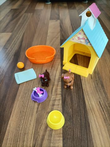 Niche à chien barbie + 2 chiens et accessoires 