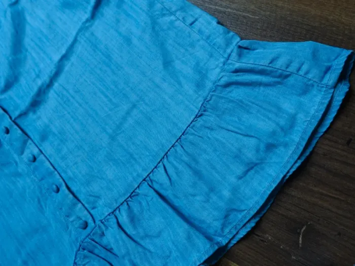 Blouse couleur jean à volants - photo numéro 6