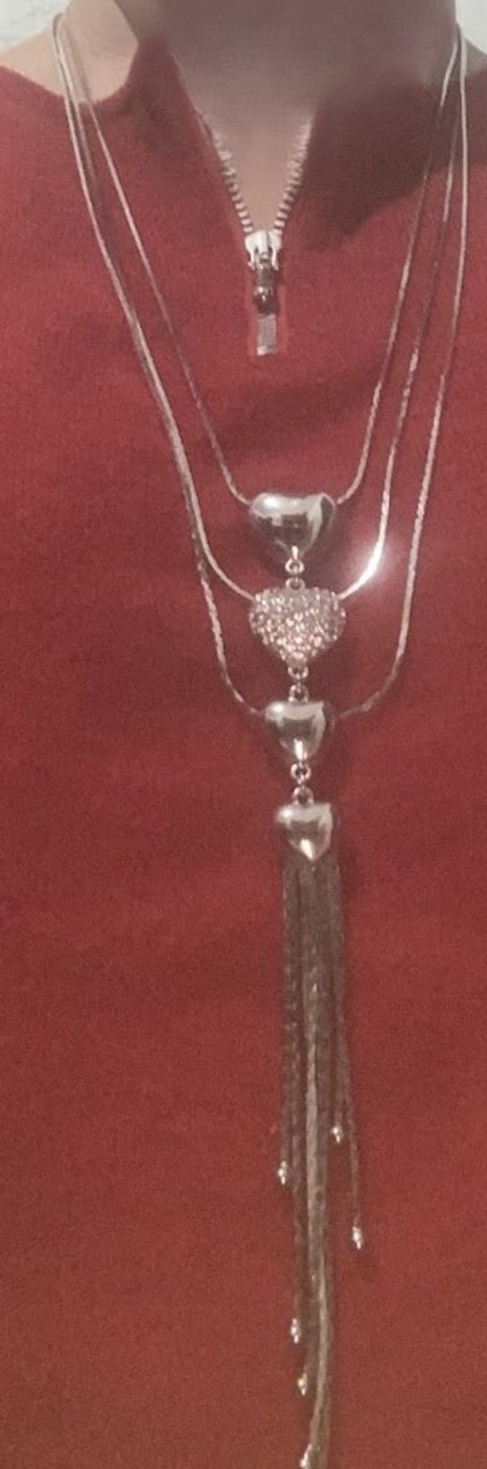Collier long couleur argent avec 4 cœurs