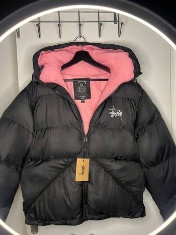 Doudoune stussy noir et rose