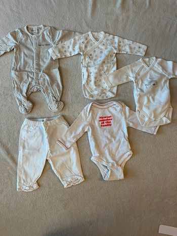 Lot vêtements 5 pièces bébé naissance /1 mois