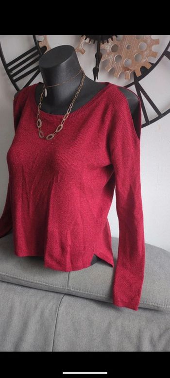 Pull rouge scintillant épaules dénudées
