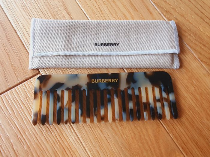 Peigne "Burberry" couleur nacre Neuf sous blister.