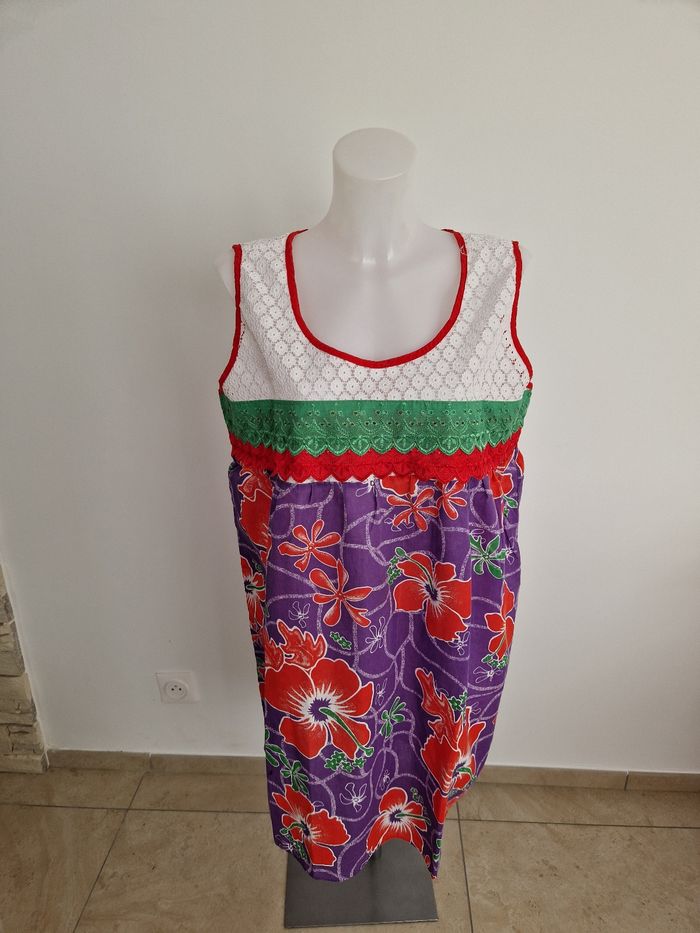 Robe polynésienne violette à fleurs rouge à détail dentelle