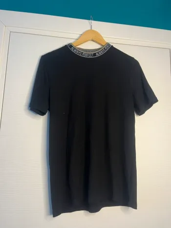 🔹 T-shirt Noir Moulant – Gémo 🔹