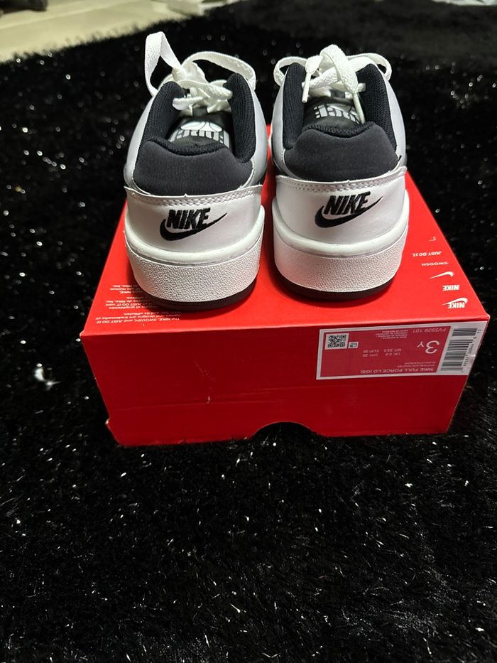 Baskets Nike Full Force LO Eur 35 - photo numéro 2
