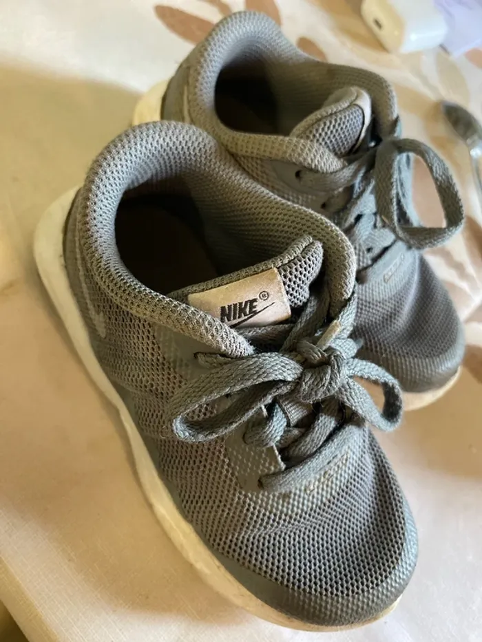Baskets nike taille 25 - photo numéro 2
