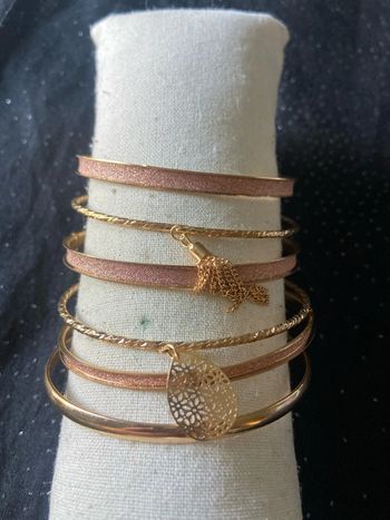 Lot bracelets dorés roses pailletés