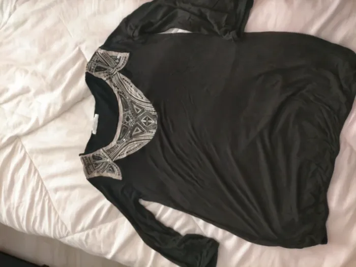 Tee shirt noir manches 3/4 et plastron sequins - photo numéro 2
