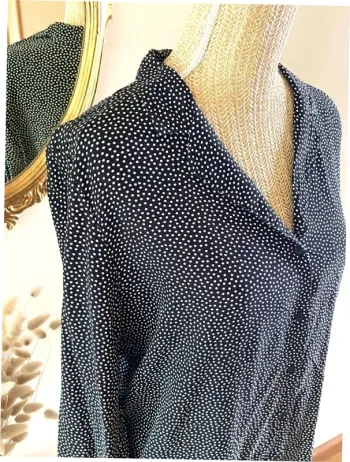 Sublime chemise manche longue à boutonnage et col noir et blanc style plumetis à pois