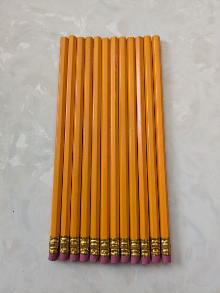 Lot de 12 crayons de papier avec gomme. - photo numéro 2