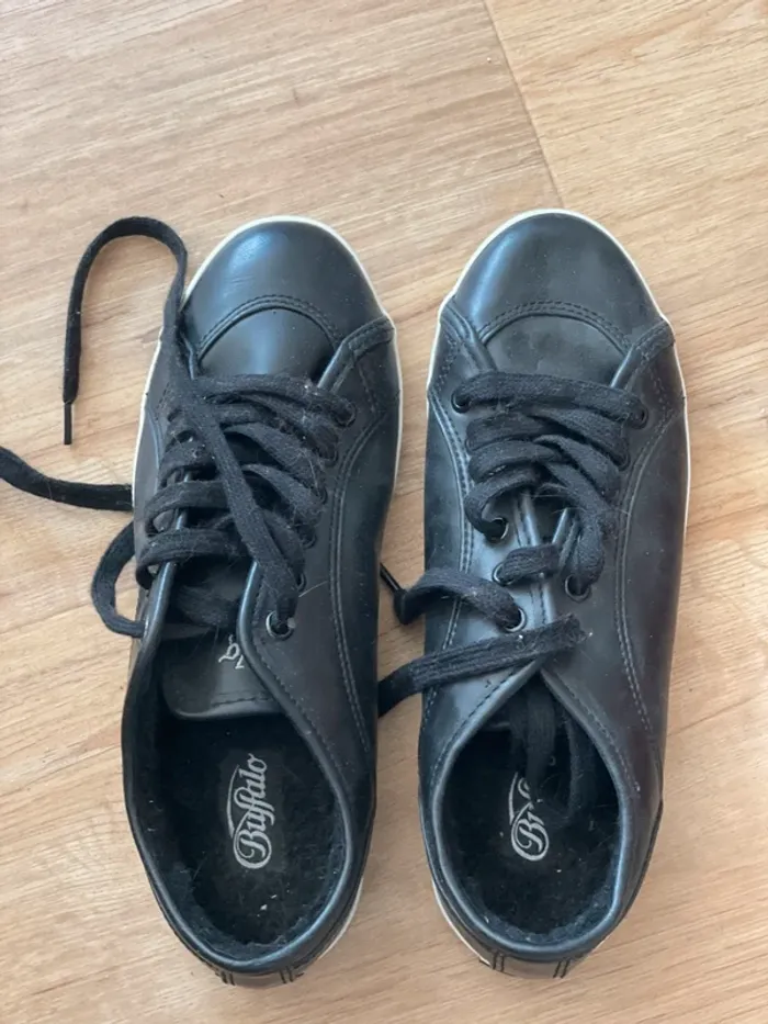 Chaussures noires type baskets Buffalo taille 36 neuves