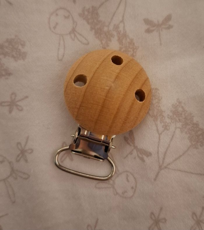 Attache sucette bois ronde