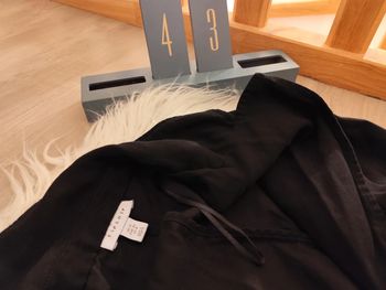 Veste longue noire avec ceinture