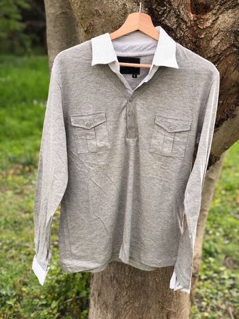 Chemisier gris et blanc à col