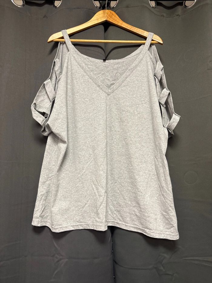 T-shirt à épaule dénuder