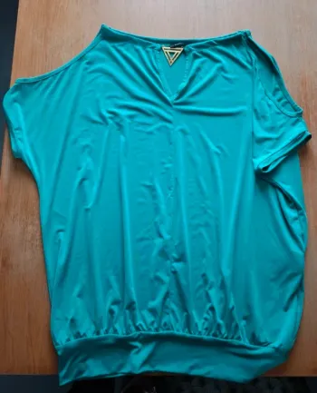 Joli haut menthe morgan epaules denudées