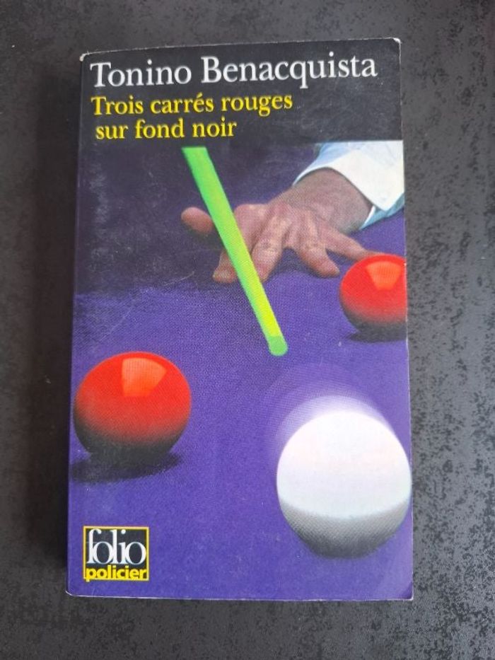 Roman policier Trois carrés rouges sur fond noir de Tonino Benacquista en bon état