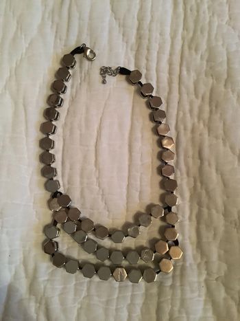 Collier plastron “Bikeuse” métal chromé et gros grain noir