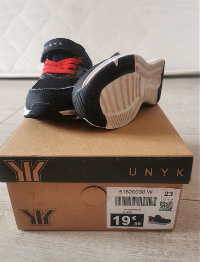 Baskets Unik noire et rouge 23 - photo numéro 2