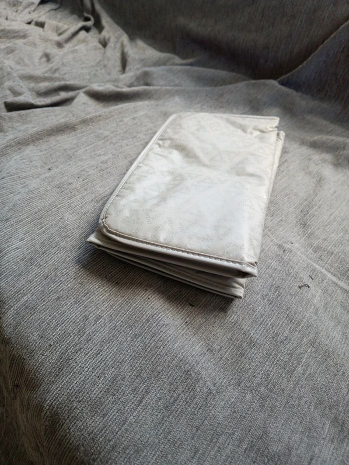 Matelas transportable pour changer les bébés pliable - photo numéro 3