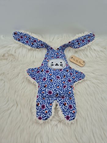 Doudou plat lapin Catimini bleu fleurs orange violet 