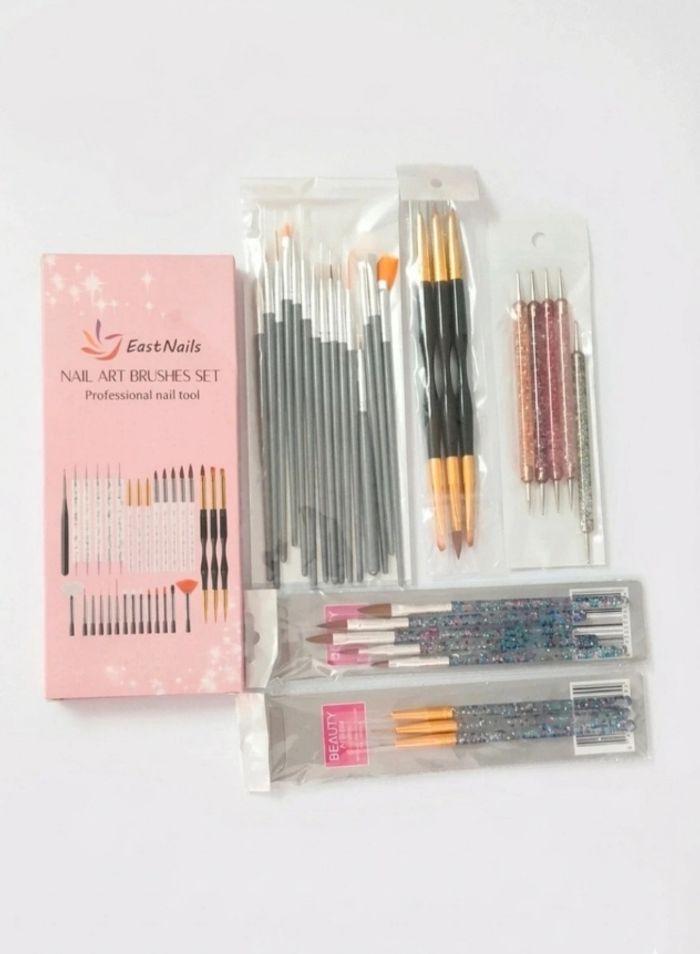 Set 31 pièces pinceaux nail art neuf