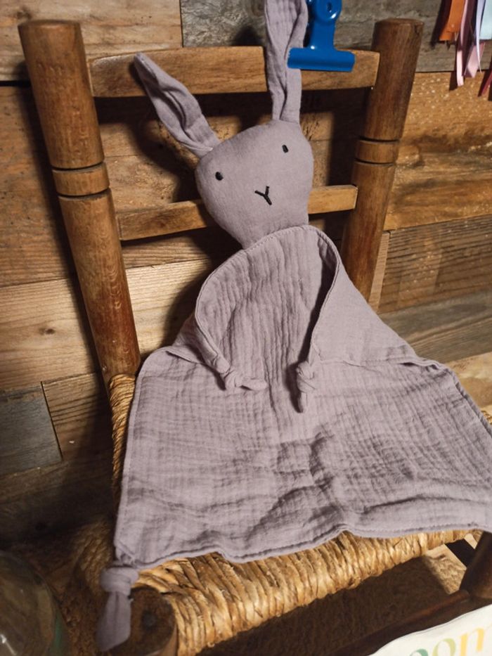 Doudou lapin gaze coton mauve neuf - photo numéro 2