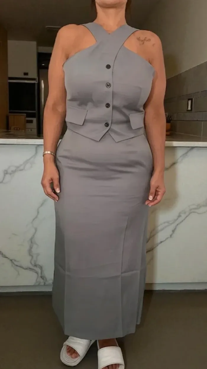 Ensemble jupe longue & top croisé gris 👗 chic minimaliste / tendance été 2025 - photo numéro 2
