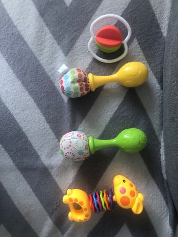 Le lot de 4 hochet pour bébé 