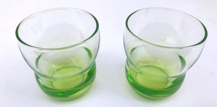 2 verres anciens Verre coloré transparent