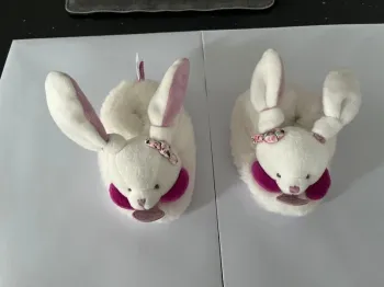 Une paire de chaussons lapin, doudou, doudou et compagnie