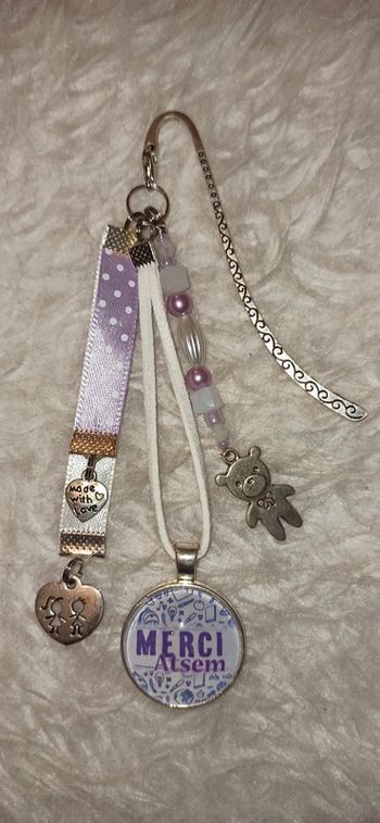 Cadeau atsem. Bijoux de sac ou marque page " merci atsem"