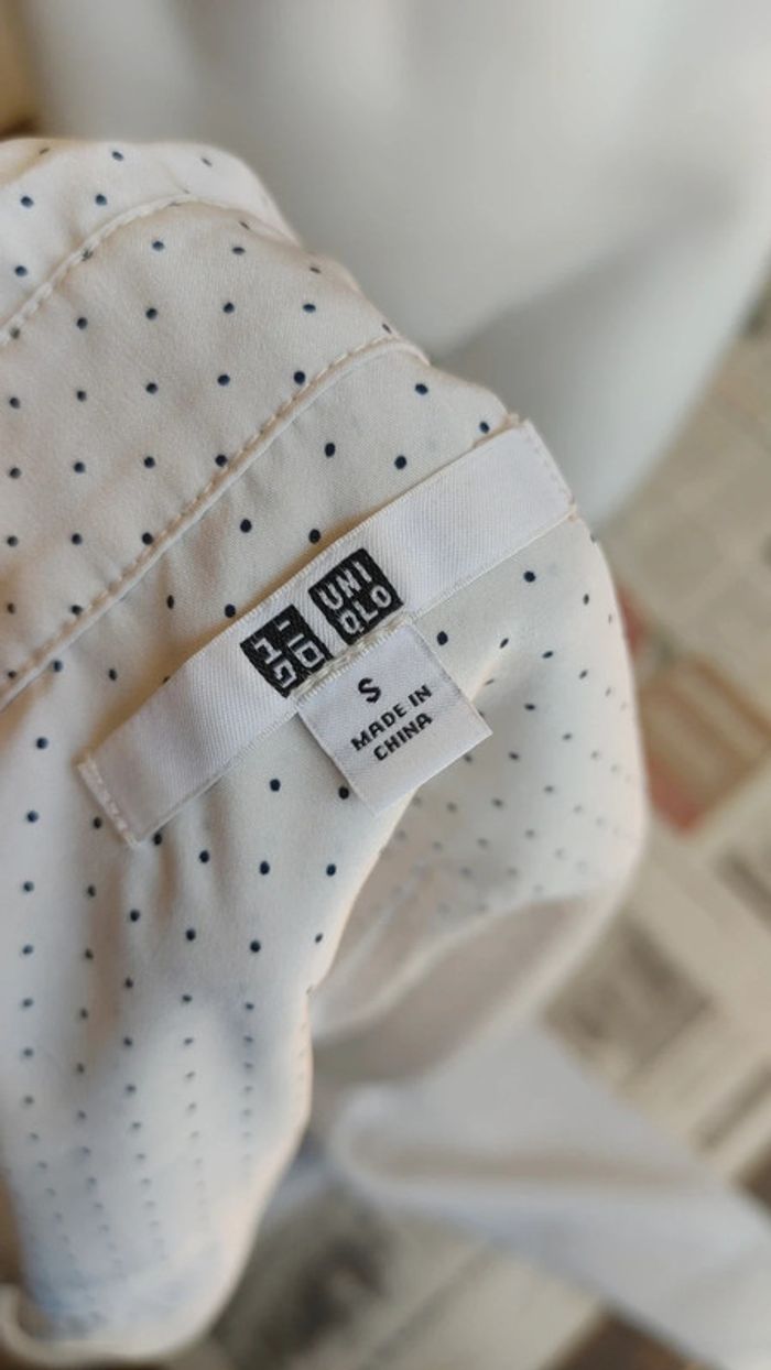 Chemise sans manche à pois noir sur fond blanc noué à la taille - photo numéro 11