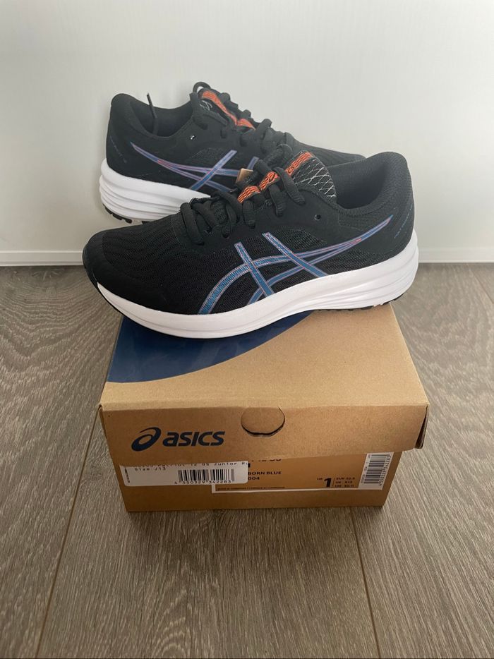 Chaussures Baskets de la marque Asics Pointure 32,5 neuves en boîtes d’origine  Neuf