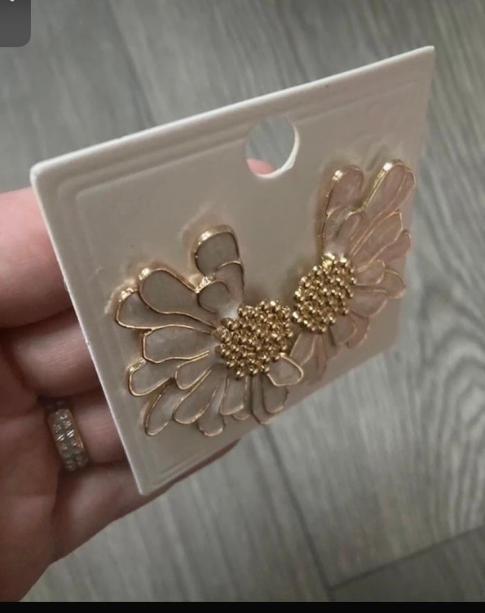 Boucles d’oreilles NEUVES avec étiquette pour femme forme de fleurs couleurs blanc et doré - photo numéro 5