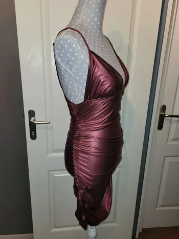 Robe de soirée drapée bordeaux métallisée sexy
