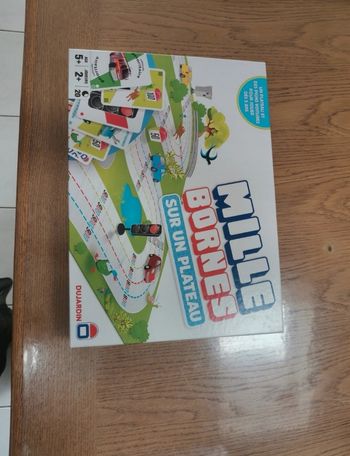 Jeu de société mille bornes sur un plateau