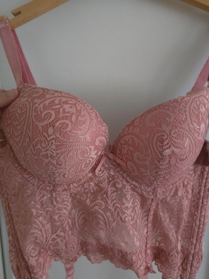 Corset dentelle taille 44 neuf - photo numéro 3