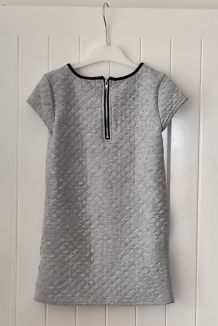 Robe fille 6 ans (marquée 8 ans) – molletonnée grise, manches courtes - photo numéro 3