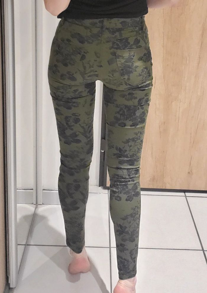 Très joli pantalon kaki motif floral de marque Camaïeu S