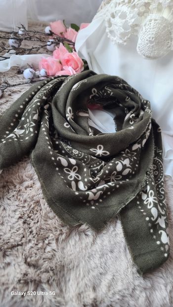 Echarpe style kujten laine douce kaki 