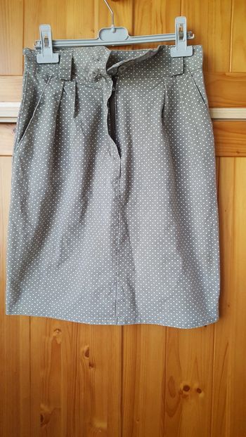 #Jupe droite avec petite fente a l arriere.