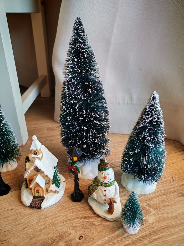 Figurines pour village de noel père noel cabine téléphonique sapin artificiel - photo numéro 3