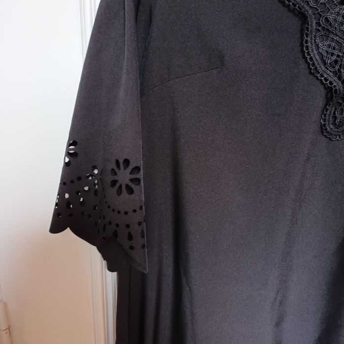 Robe noire droite avec broderies - photo numéro 3