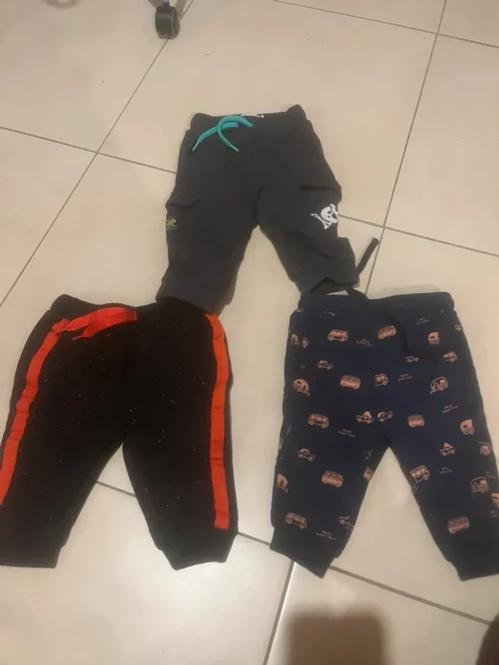 3 pantalons taille 6 mois