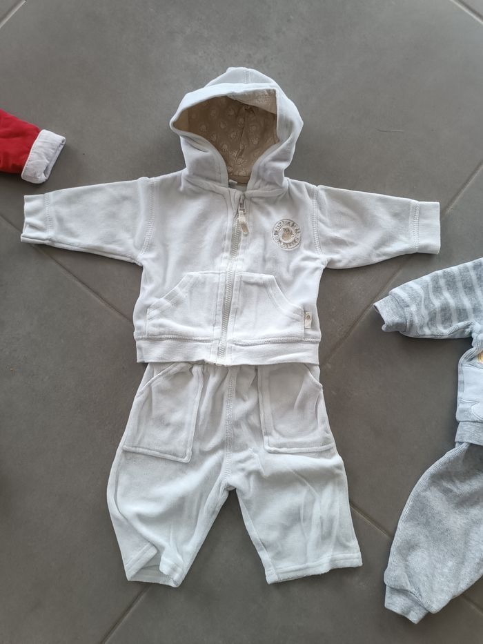 Lot 3 ensembles 1 mois dont un Disney - photo numéro 3