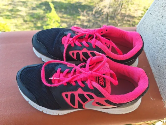 Baskets Nike Fille 36 noires et fushias - photo numéro 2