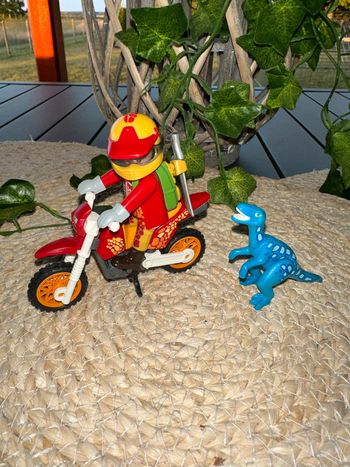 9431 - Pilote de moto et raptor Playmobil