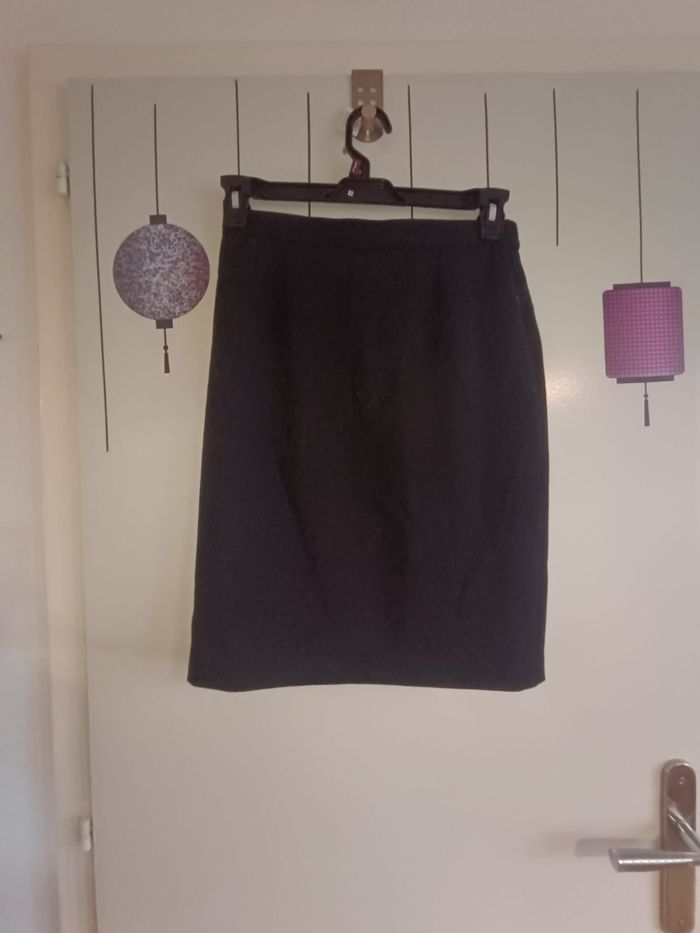 Lot comprenant 
- une jupe noir de marque Gérard Pasquier en taille 40, 
- un pantalon cargos marron crème de marque Primark Care en taille 40 - un jeans bleu clair de marque Primark Care en taille 40 - photo numéro 2